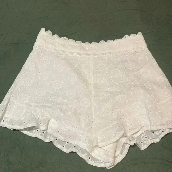 DO+BE White Eyelet Lace NWT scalloped shorts size medium - Picture 2 of 4